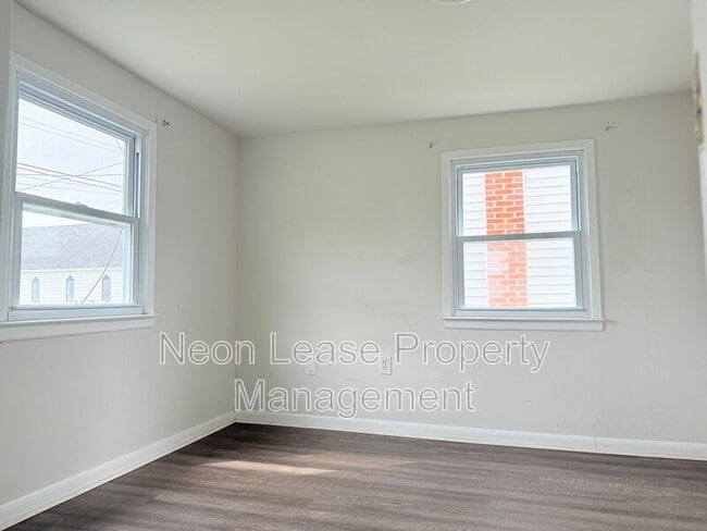 Building Photo - 745 Clarence St