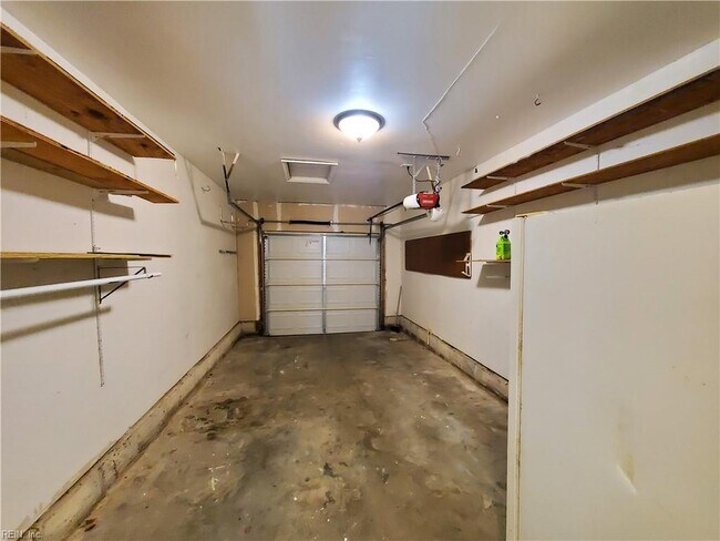 Building Photo - 833 Quesnel Dr