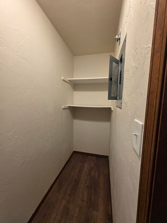 Building Photo - Spacious 1 Bedroom 1 Bath Upper Apartment