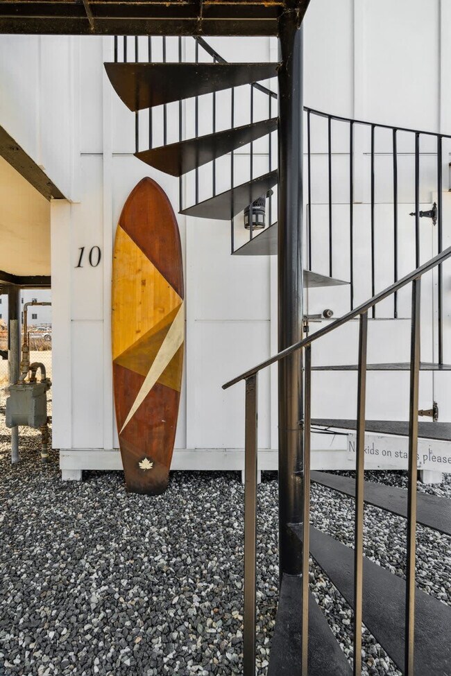 Building Photo - 10 Anchor St