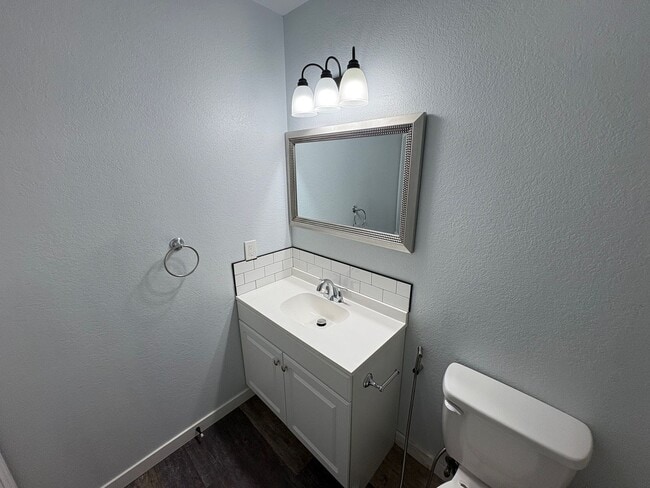 Building Photo - 3 Bed 2.5 Bath Home with 2 Car Detached Ga...