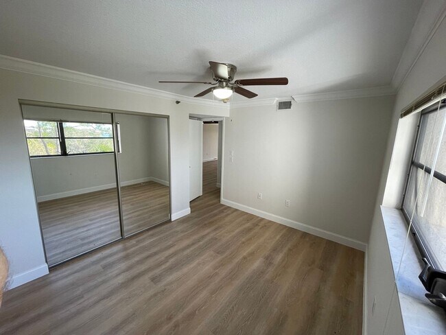 Building Photo - 2090 S Tamiami Trl