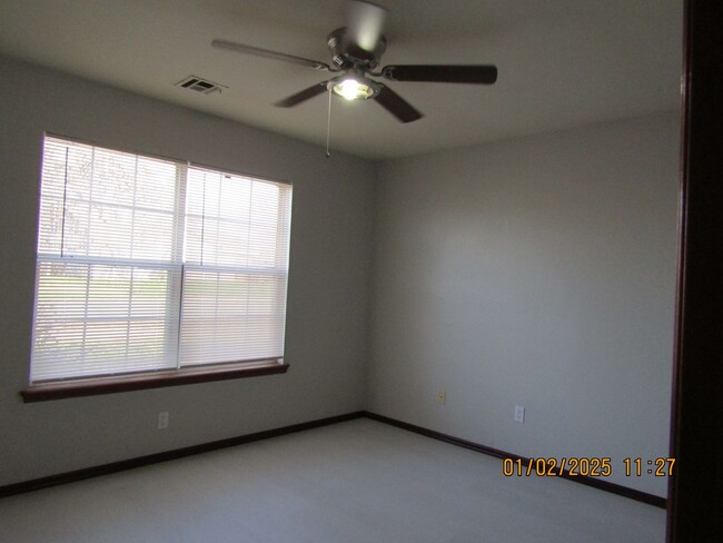 Building Photo - Freshly Painted/New Flooring Home!! No Pets!