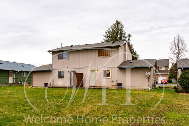 Building Photo - Spacious 2 bedroom duplex with attached garage