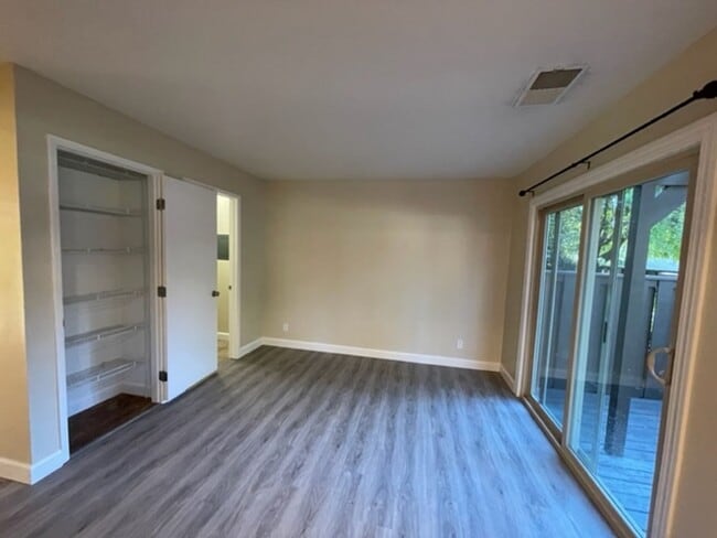 Building Photo - Updated 3 bedroom, 2.5 bath, 2 story townh...