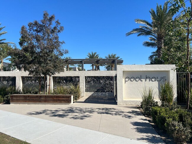 Building Photo - 3 bed, 2.5 bath located in Ontario!