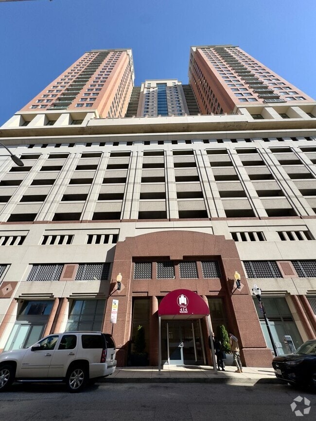 Building Photo - Spacious 2Beds/2baths Condo in the Heart o...