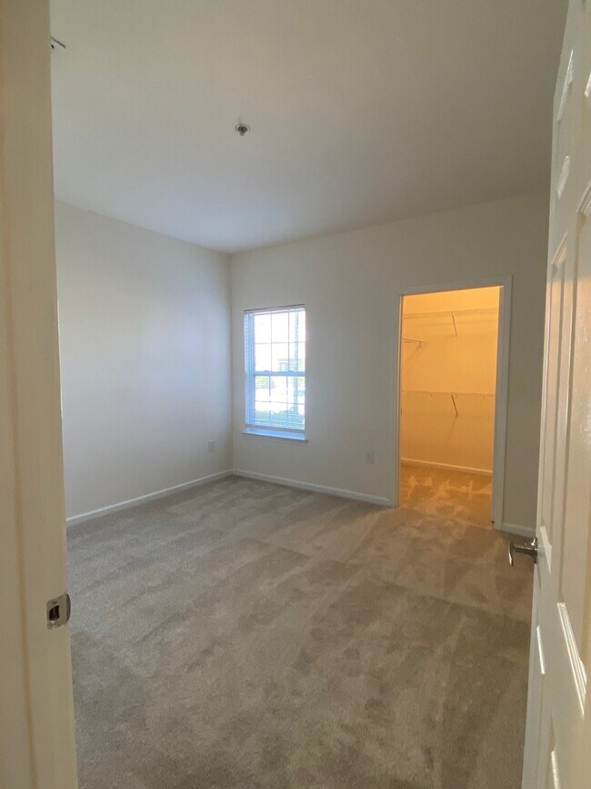 Bedroom - 511 Village Lake Ct