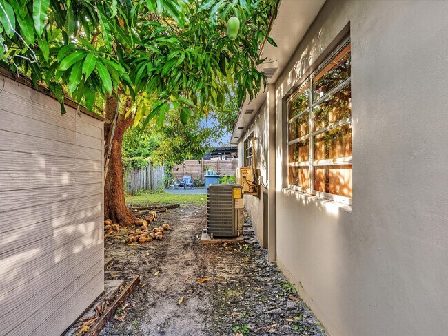 Building Photo - 700 SW 5th Ct