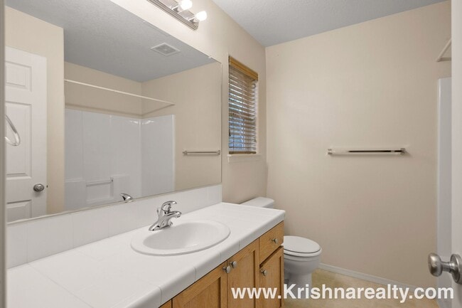 Building Photo - Orenco Gardens Townhome: 3BD, 2BA, 2-Car G...