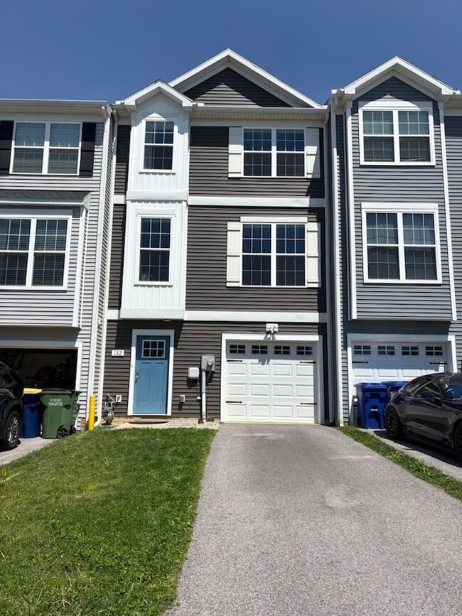 Building Photo - Beautiful townhome for rent in Hudson Ridge