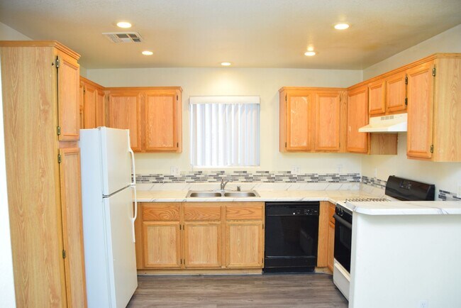 Building Photo - NE GATED COMMUNITY WITH POOL