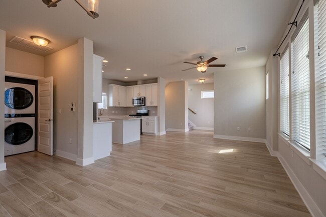 Building Photo - Beautiful 2 bedroom, 2.5 bathroom home in South East Austin!!!