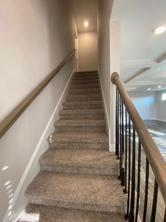 Building Photo - Move in with credit approval