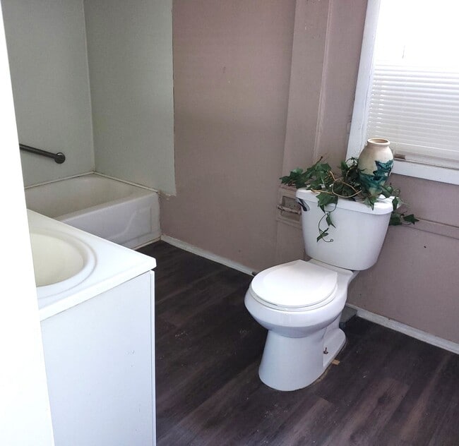 Building Photo - 1/2 off sec dep! Charming 1+-Bedroom Loft ...