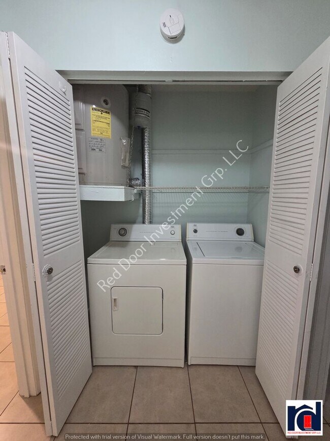 Building Photo - 2 Bedroom 2 Bath w/ Washer & Dryer~ Move i...