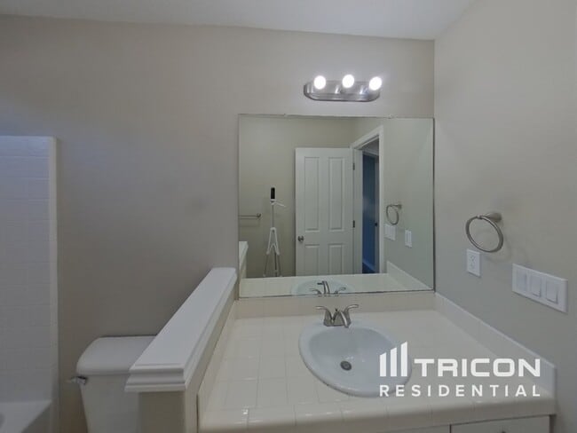 Building Photo - 16050 SW Loon Dr