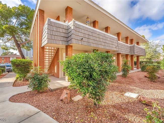 Building Photo - 714 Oakmont Ave