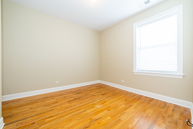 Building Photo - 1642 W Greenleaf Ave