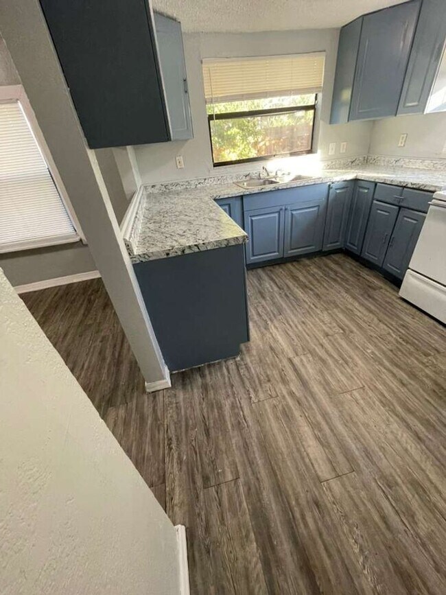 Building Photo - 2/1 St Pete Move In Ready