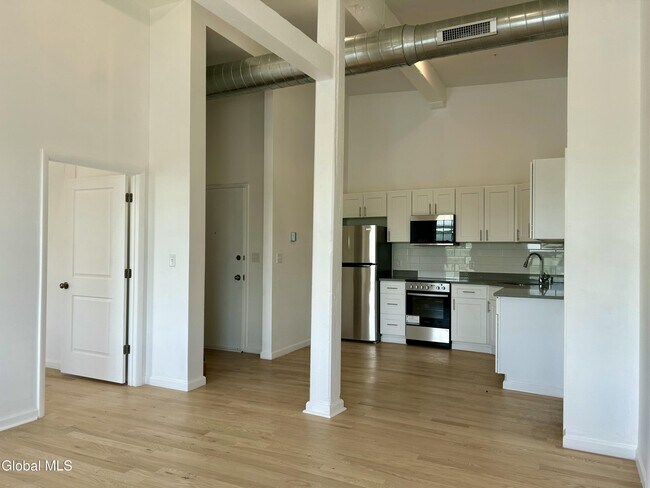 Building Photo - 155 River St