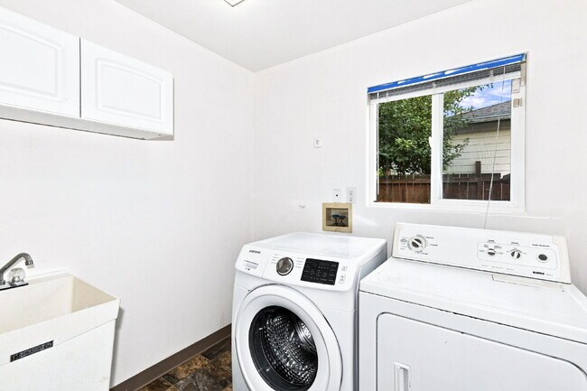 Building Photo - Freshly Updated 4BR Home with Fully Fenced Yard in Monroe- Available NOW for RENT!