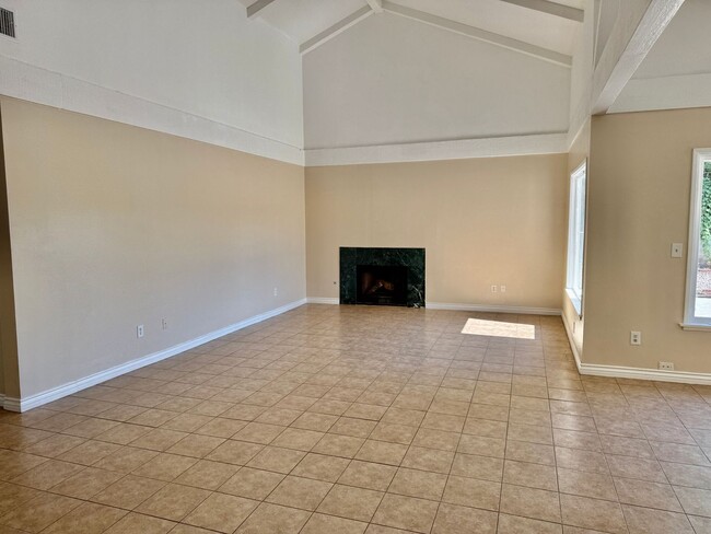 Building Photo - Large Single Story Home w/Loft