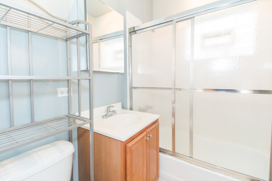 Building Photo - 927 W Sunnyside Ave