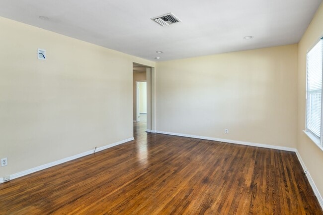 Building Photo - Charming 2-Bedroom Northridge Home with Pr...