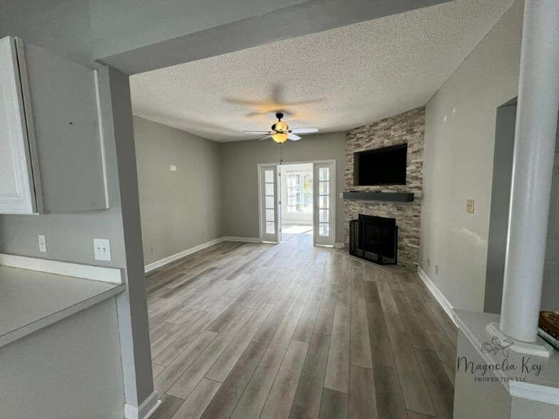 Building Photo - 400 Willow Green Dr