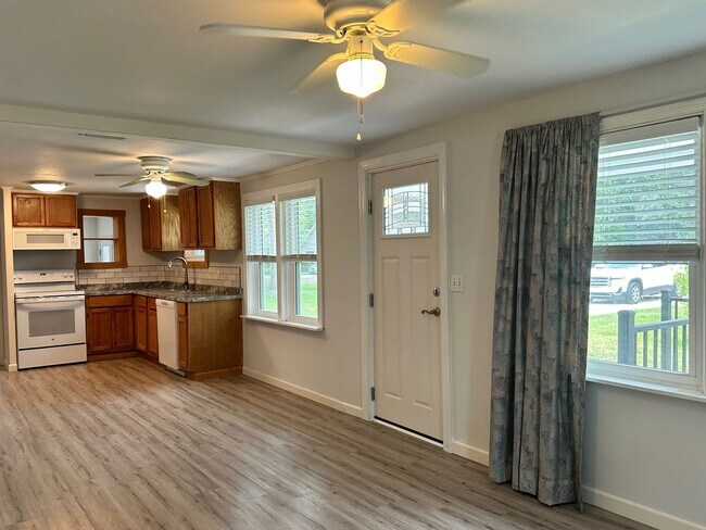 Building Photo - Beautiful Sunsets! Close to Historic District, Shopping & Beaches!