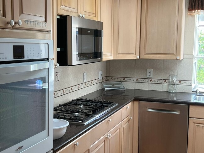 Building Photo - FURNISHED SHORT TERM 6-9 MONTHS TERMS AVAI...