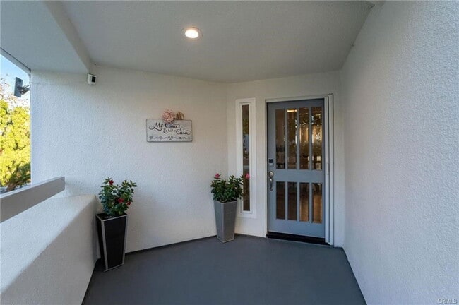 Building Photo - 2 Logo Vista