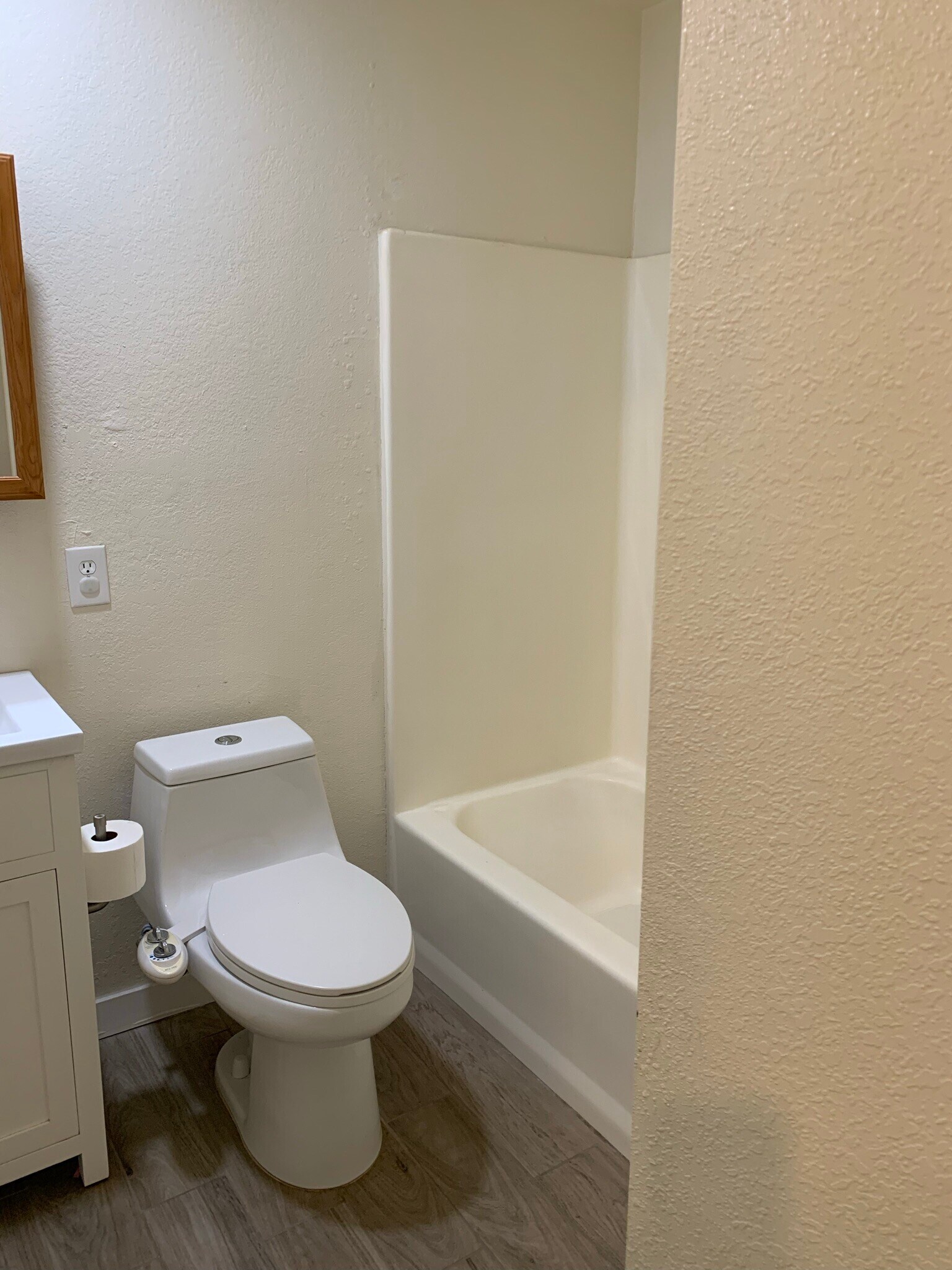 Main bath - 325 W Howell Ave