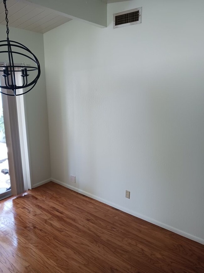 Building Photo - Duplex for RENT!