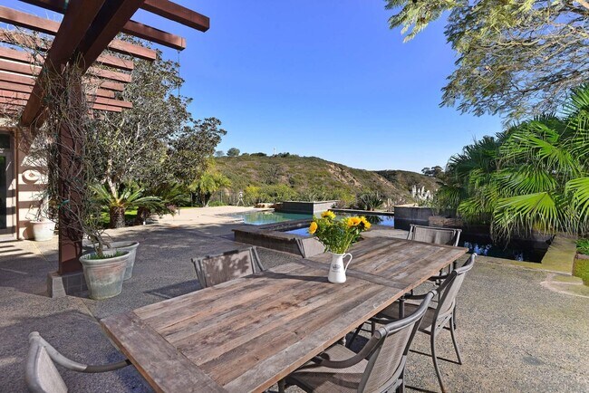 Building Photo - 6717 La Jolla Scenic S Dr