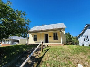 Building Photo - Renovated Cottage