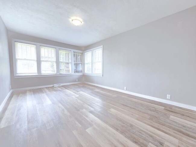 Building Photo - 1517 Elwood Ave