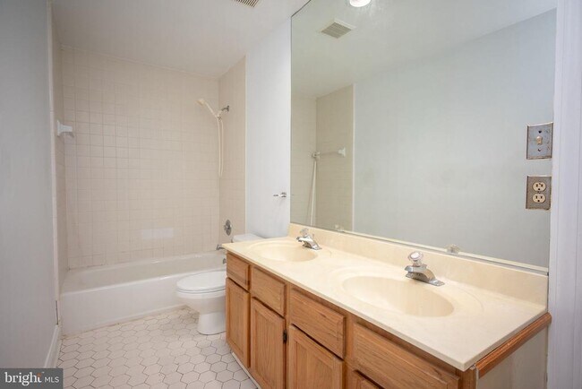 Building Photo - 9700 Grenadier Ct