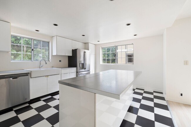 Building Photo - Beautiful 3-bedroom, 2.5-bath tri-level to...