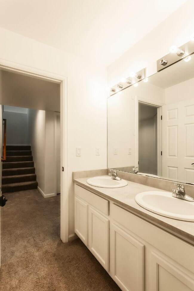 Building Photo - 94 Castle Ridge Dr