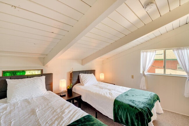 Building Photo - 50 E Treasure Island Dr