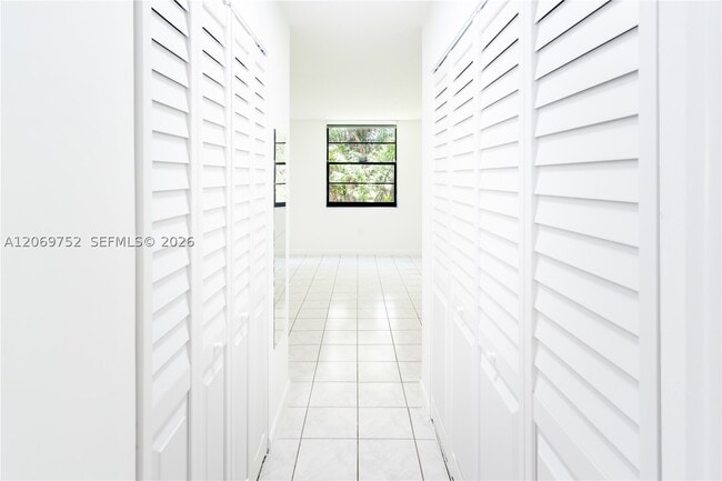 Building Photo - 9460 Fontainebleau Blvd
