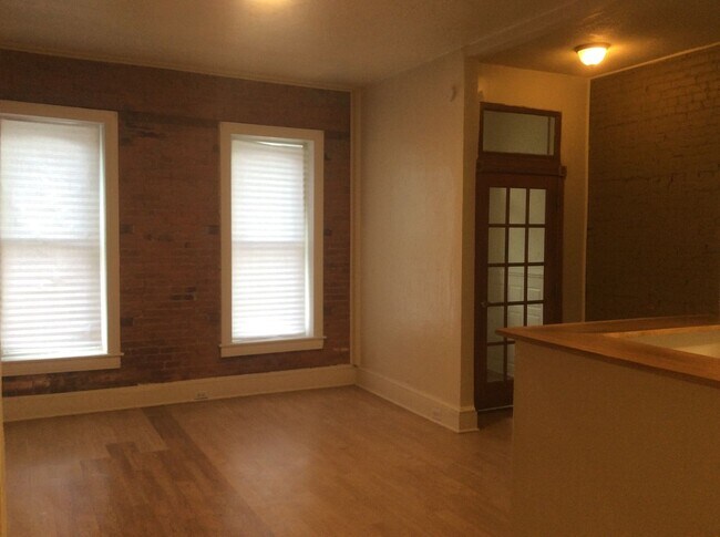 Building Photo - Renovated and Spacious 4 Bedroom 1.5 Bath ...