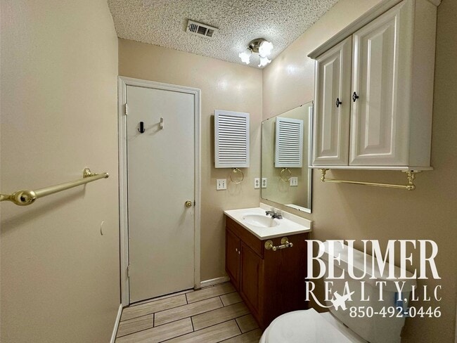 Building Photo - Charming 3 bedroom 2 bath Home for Rent