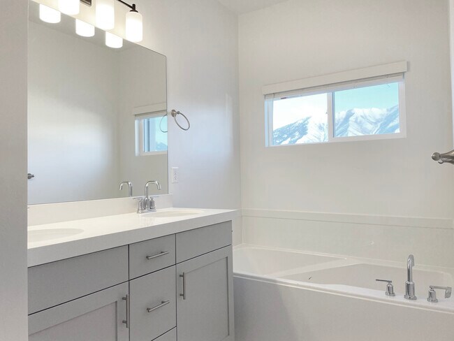 Building Photo - 1599 N 1870 E