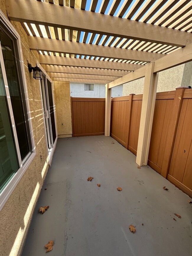 Building Photo - 2 story, 2 Bedroom, 1 bath condo for Rent - Move In Ready