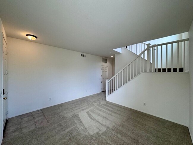 Building Photo - Beautiful 3 Bedroom two story South Temecu...