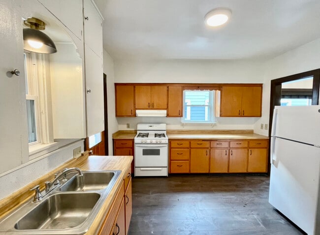 Building Photo - 2049 E Washington Ave