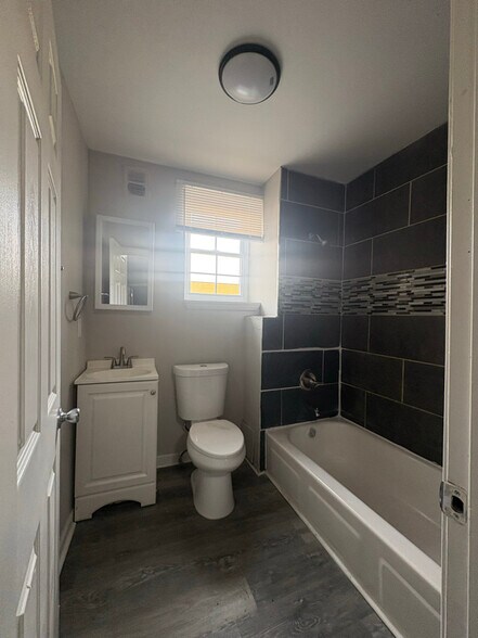 Building Photo - 2416 W Franklin St